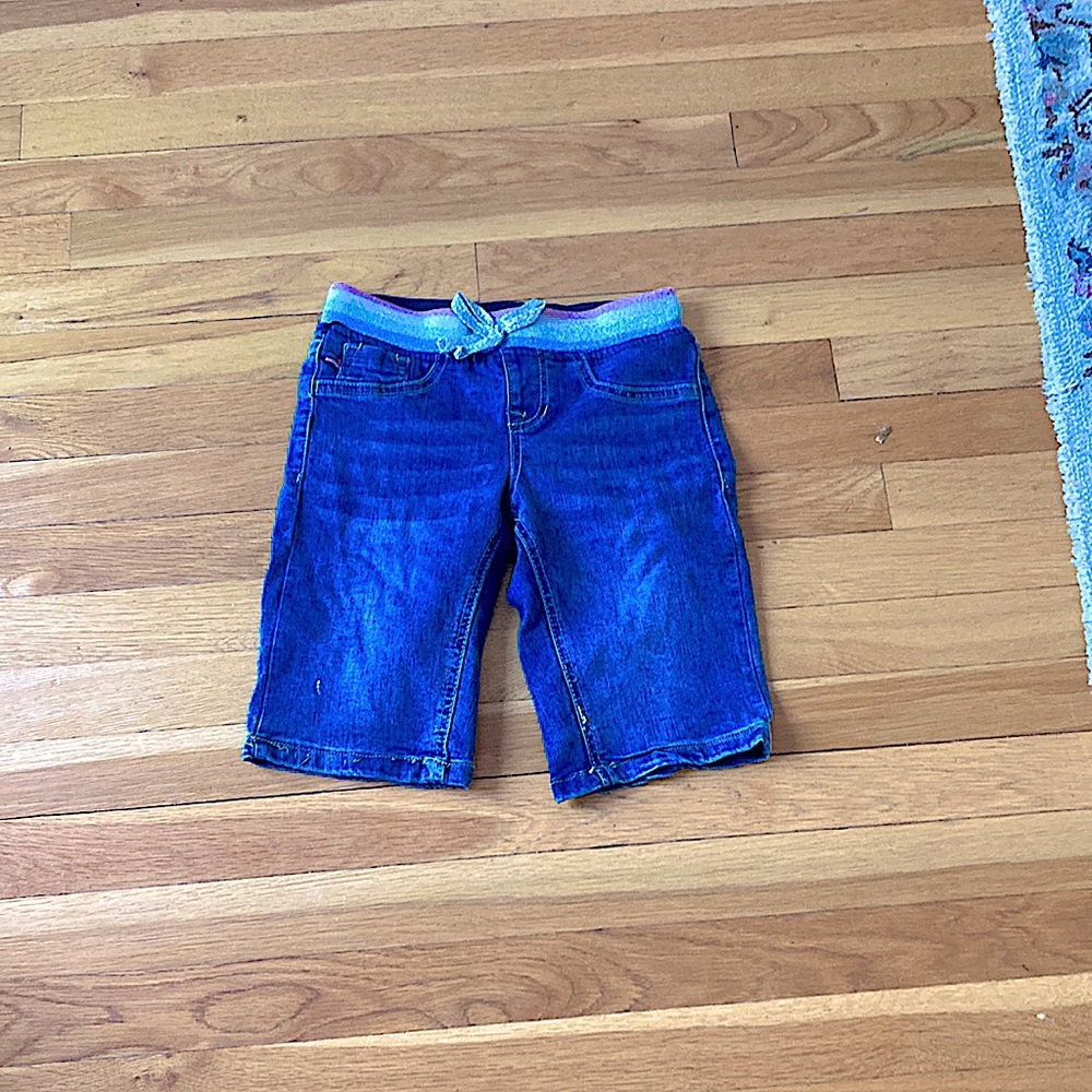 Adorable vigoss Bermuda shorts very cute with a casual top and great for summers